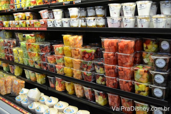 Frutas e iogurtes, tudo pronto para consumo na prateleira do Whole Foods