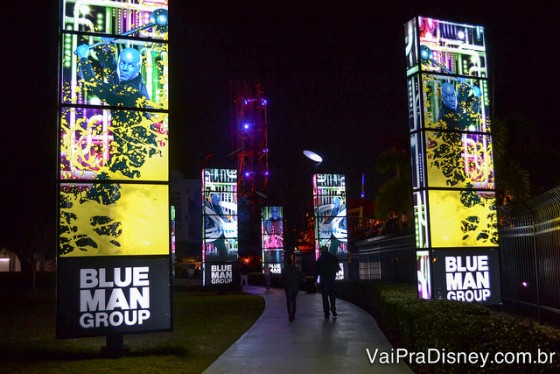 Foto da entrada do CityWalk para o teatro, com totens iluminados e coloridos de cada lado 