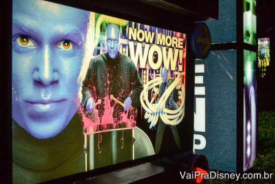 Foto de uma das placas do Blue Man Group espalhadas pelo CityWalk da Universal