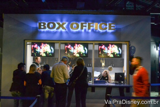 Foto de algumas pessoas na fila do box office, a bilheteria onde trocamos os vouchers pelos ingressos em menos de 2 minutos