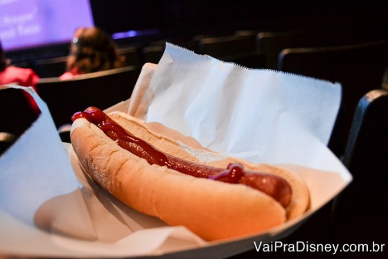 Foto do cachorro quente à venda no teatro, para comer durante o espetáculo