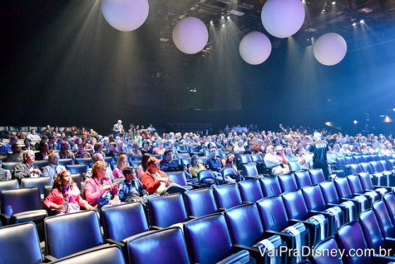 Foto do teatro do Blue Man Group antes do show começar, todo azul e com balões pendendo do teto 