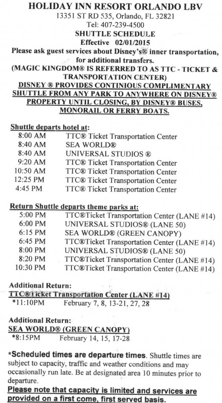 Foto do informativo com os horários para o transporte entre o hotel e os parques de Orlando