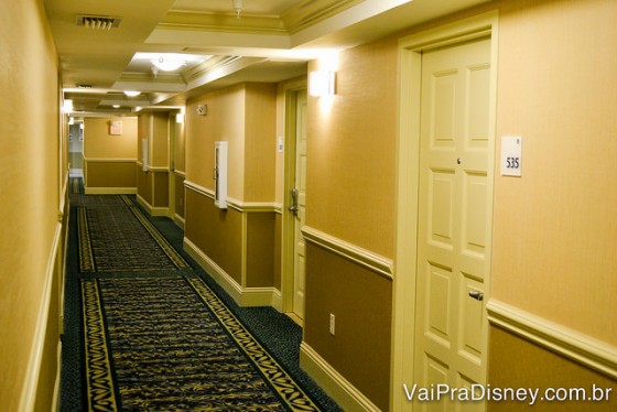 Foto dos corredores do Holiday Inn, reformados, porém com um um ar de antigo e carpete 