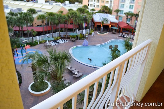 Foto da piscina do Holiday Inn, com palmeiras ao redor 