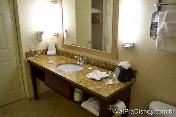 Foto do banheiro, espaçoso, com pia e espelho visíveis 