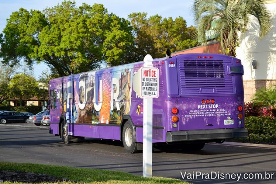 Foto do ônibus roxo que faz o transporte gratuito do hotel para os parques de Orlando