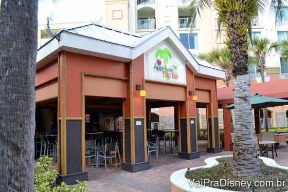 Foto do bar do Applebee's que fica ao lado da piscina do hotel 