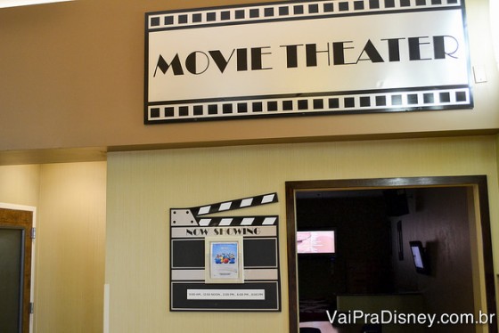 Foto da sala de vídeo que passa filmes da Disney o dia todo, onde as crianças podem ficar 