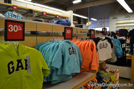 Foto de diversos moletons da GAP à venda no Lake Buena Vista Factory Stores 