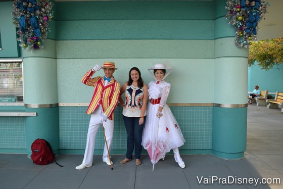 Foto da Renata com a Mary Poppins e o Bert no Character Palooza, no portal da entrada do Hollywood Studios 