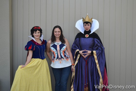 Foto da Renata com a Rainha Má e a Branca de Neve durante o Character Palooza 