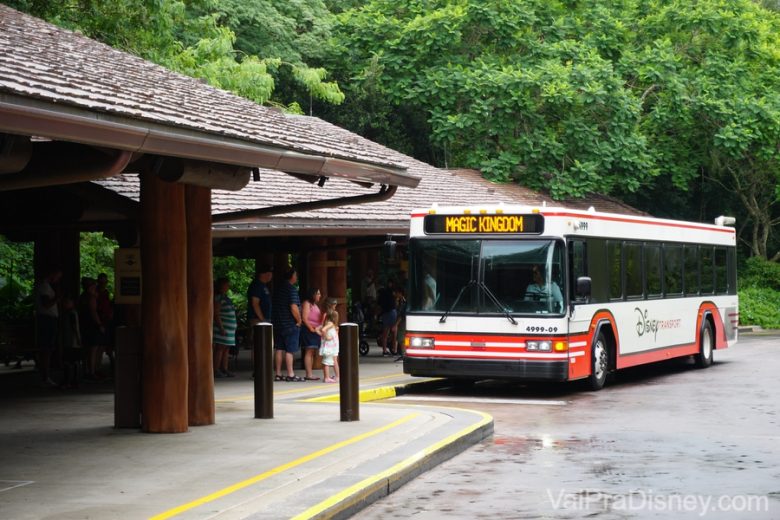 Transporte interno entre os parques, hotéis e Disney Springs. Uma mão na roda e ainda por cima, sem pagar nada