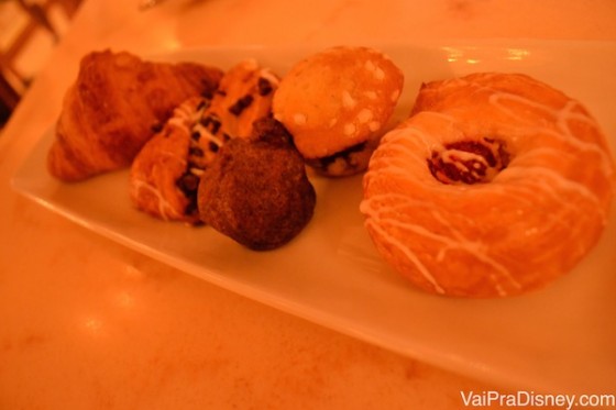 Foto dos pães no café-da-manhã do restaurante, em um prato comprido. 