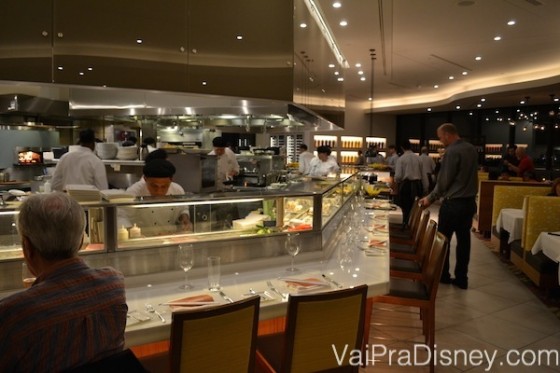 Perto do bar e da cozinha aberta, existe uma área de balcão onde você também pode sentar e comer.