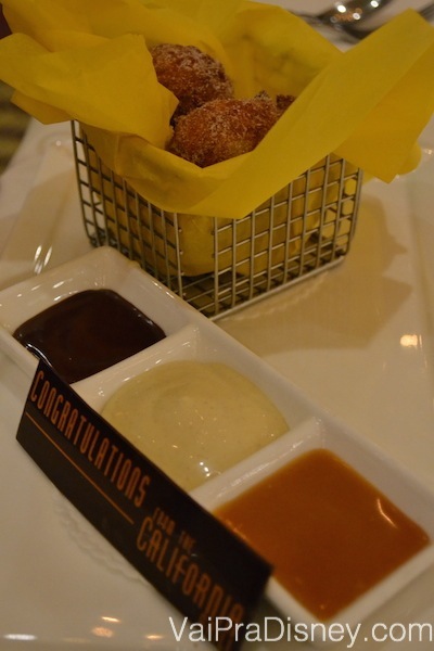 Banana Fritters, uma espécie de bolinho de chuva com banana. Veio acompanhado de 3 coberturas deliciosas: chocolate, caramelo e manteiga de amendoim! <3