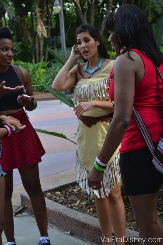 Foto da Pocahontas com visitantes durante o Character Palooza.