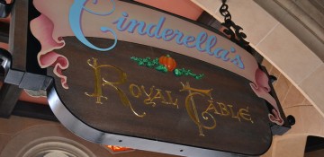 Cinderella's Royal Table é um dos restaurantes no Magic Kingdom que aceita reservas para café desde antes do parque abrir.
