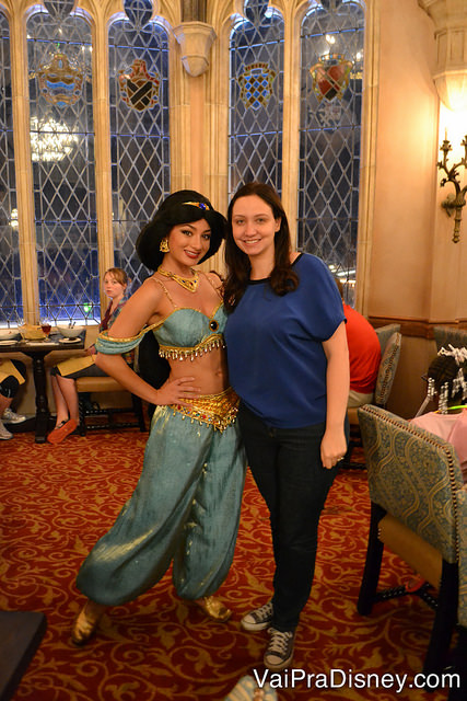 Jasmine no Cinderella's Royal Table. As personagens podem mudar dependendo do dia que você for visitar, mas a Cinderela sempre está por lá.