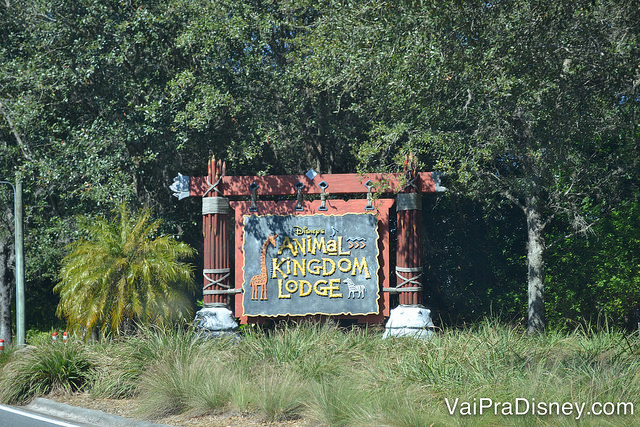 Placa na entrada do Animal Kingdom Lodge, com uma girafa ao lado do nome do hotel 