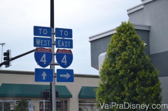 Entendeu a I-4, você praticamente já aprendeu a andar em Orlando!  Foto das placas na I-4 em Orlando indicando West e East 