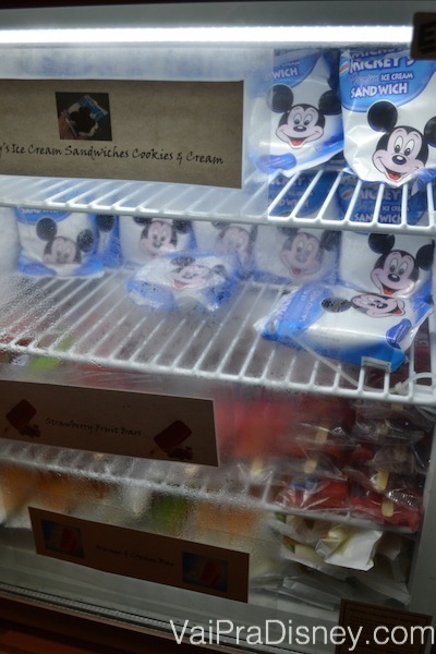 Foto da geladeira por dentro, repleta de sanduíche de sorvete do Mickey