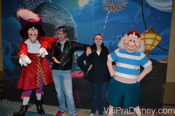 Foto da Renata e do Felipe com o Capitão Gancho e o Mr.Smee 