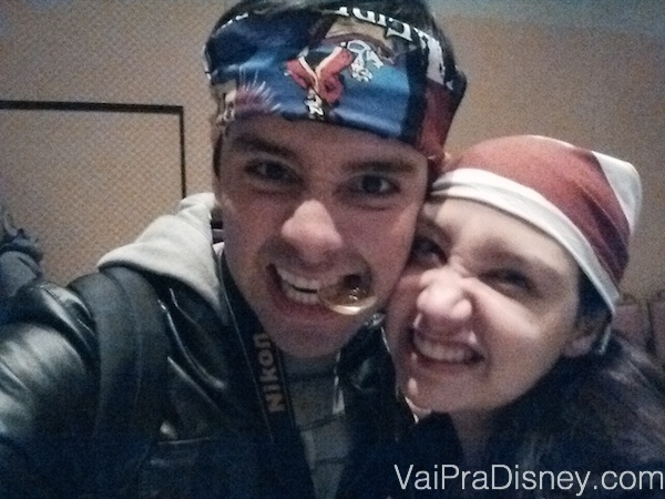 Foto da Renata e do Felipe de bandanas na Pirates & Pals Fireworks Voyage 