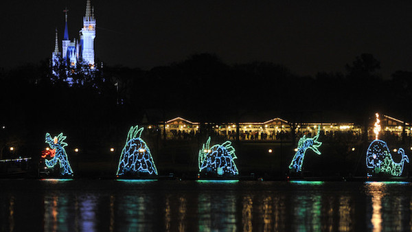 Foto das luzes sobre o lago no Electrical Water Pageant, um show pré-fogos.