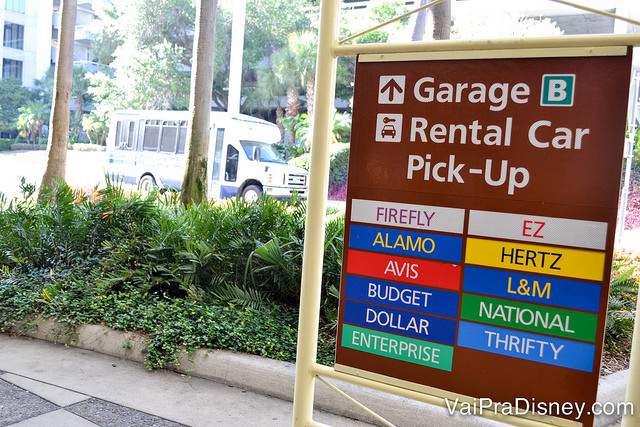 Locadoras de carro no aeroporto de Orlando.Você pode cotar todas pela internet através de sites agregadores como RentCars e Rental Cars para economizar.