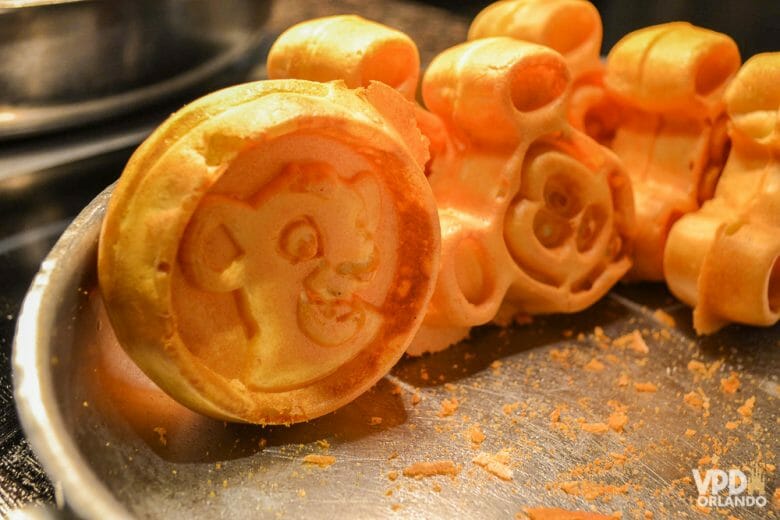 Waffles do Simba no Boma! Foto dos waffles com desenho do Simba ao lado dos waffles em formato de Mickey, 