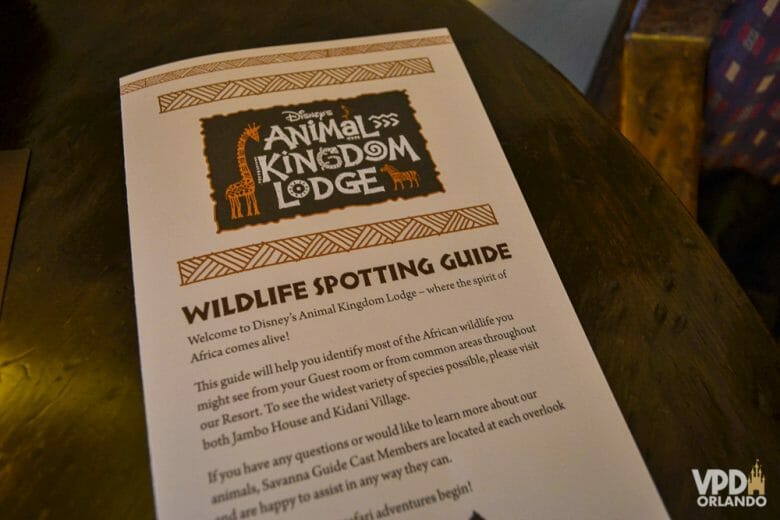 Guiazinho bem útil para "estudar" os animais. Foto do guia no Animal Kingdom Lodge chamado "wildlife spotting guide", com informações sobre os animais. 
