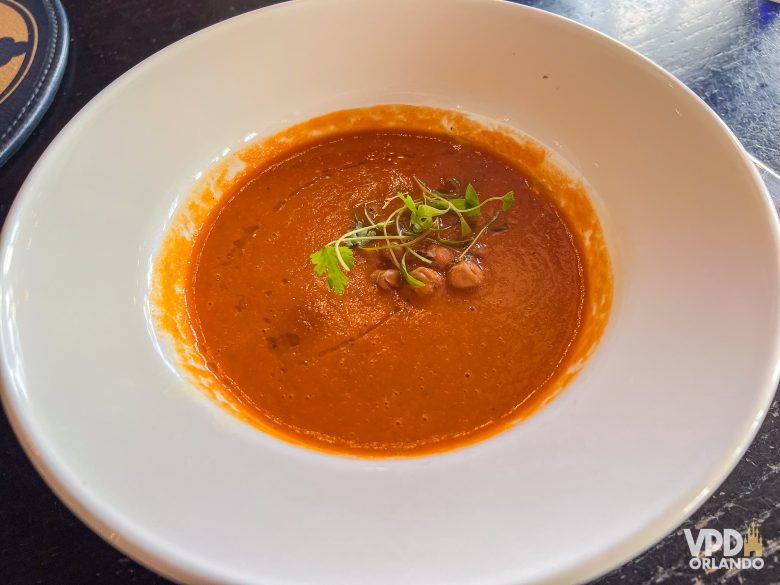 Entrada de sopa de tomate no restaurante Cinderella's Royal Table