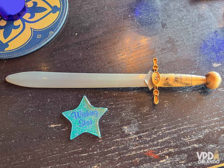 Lembrancinha de espada e estrela azul no restaurante Cinderella's Royal Table