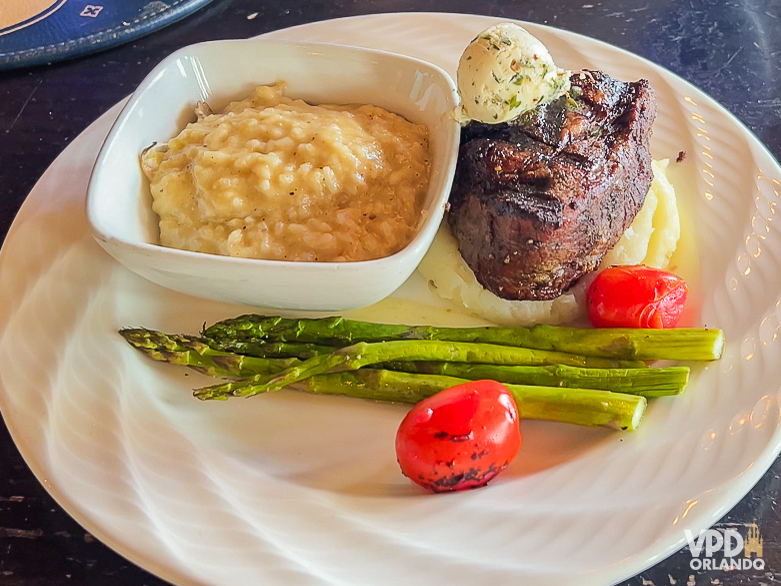 Prato principal com carne e risoto no Cinderella's Royal Table