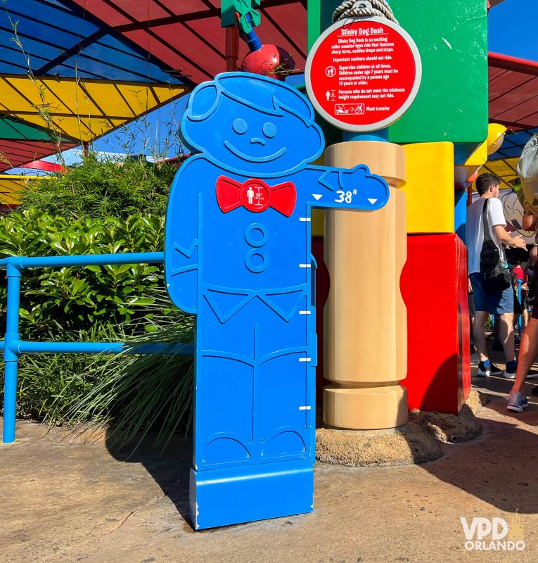 totem para checagem de altura na entrada da atração Slinky Dog Dash