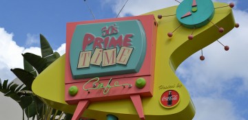 Foto da placa colorida do 50s Prime Time Cafe no Hollywood Studios