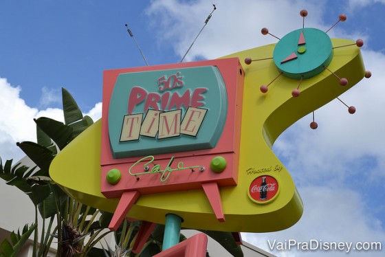 Foto da placa colorida do 50s Prime Time Cafe no Hollywood Studios 