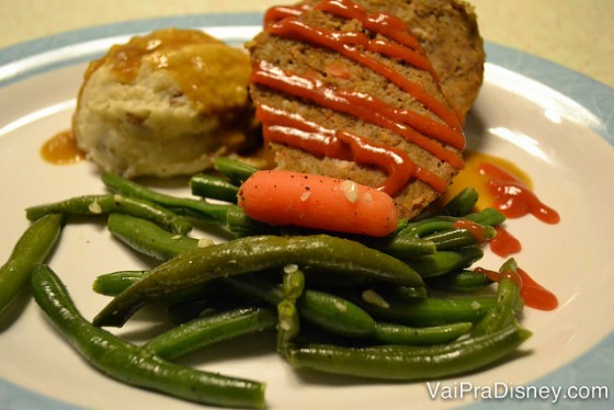O prato no 50s Prime Time Cafe, com carne, purê de batata e vagem 