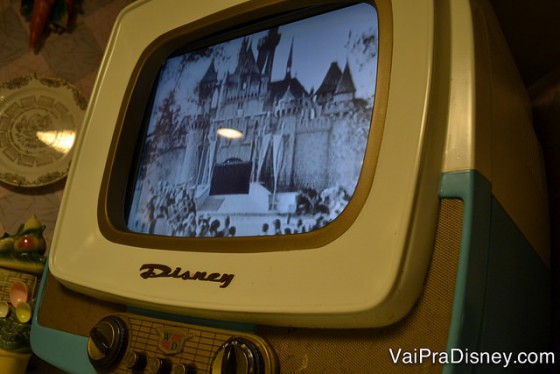 Foto da TV antiga que ficava na nossa "mesa da cozinha" no restaurante