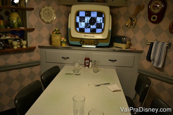 Foto da mesa o 50s Prime Time Café, com a TV antiga ao lado e os arredores imitando uma cozinha dos anos 50