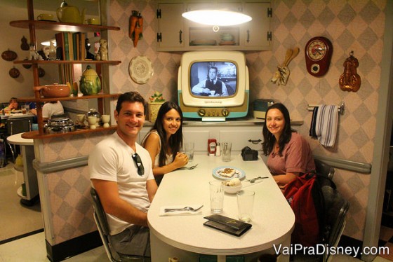 Foto da Renata com os amigos na mesa do 50s Prime Time Cafe 