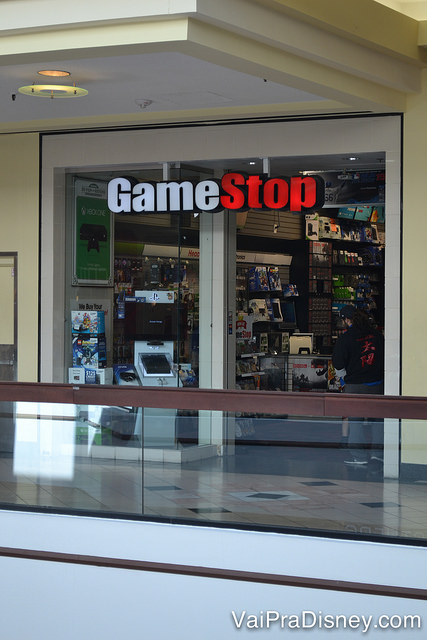 Foto da vitrine da GameStop, loja de aparelhos e jogos de video game 