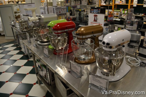 Mais produtos de cozinha no Altamonte Mall, dessa vez batedeiras de diversas cores 