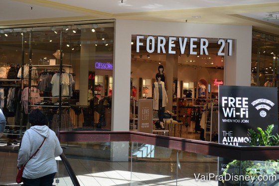 Foto da vitrine da Forever 21 no Altamonte Mall.