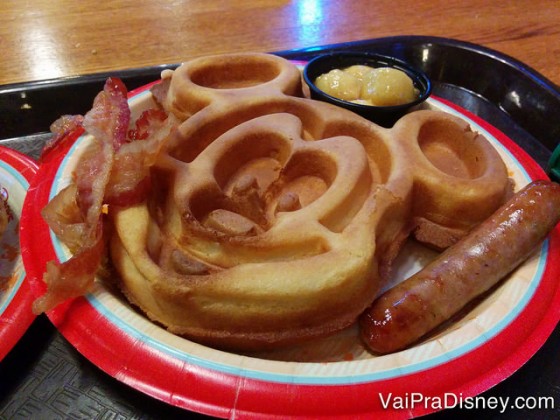 Confesso que eu ignoro as proteínas do prato e foco no waffle com a cobertura de banana. Delicioso! 