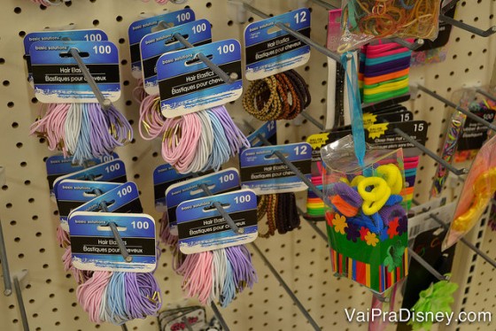 A vida me ensinou que elástico de cabelo nunca é demais! Eu sempre vou perder o meu estoque todo mesmo! Foto da  Dollar Tree em Orlando mostrando diversas opções de elásticos de cabelo coloridos