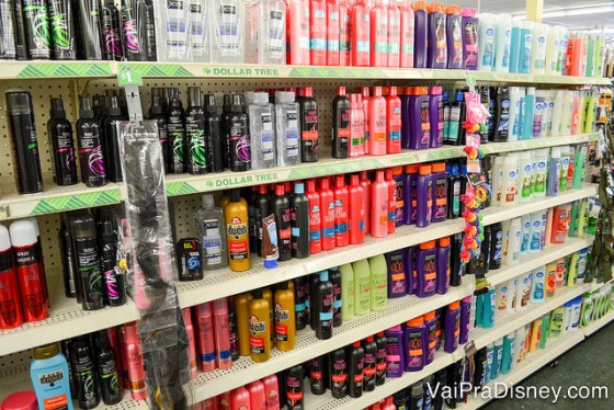 Cosméticos da Dollar Tree - Fica por sua conta e risco mas eu me recuso a colocar esses produtos no meu cabelo. Ele já não é lá essas coisas do jeito que tá, pra que piorar né? Não tem nenhuma marca conhecida, só umas genéricas tentando imitar o jeitão das marcas famosas mesmo. Foto da prateleira na loja Dollar Tree com diversos produtos para o cabelo