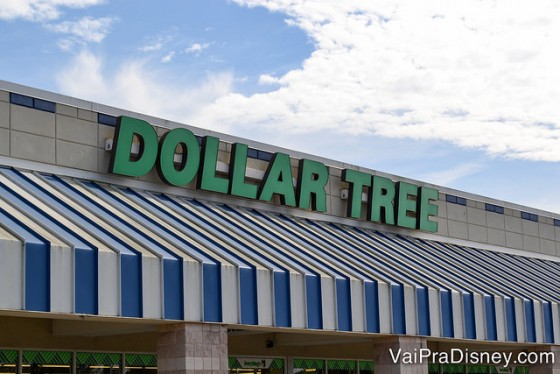 Dollar Tree em Orlando. Foto da fachada da loja Dollar Tree em Orlando, que tem um toldo listrado em azul e branco e o nome da loja em letras verdes. 