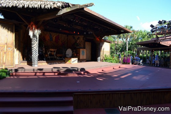 Palco ao ar livre do Spirit of Aloha Dinner Show, sempre na temática havaiana 